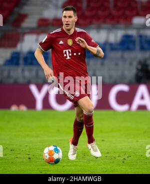 11 décembre 2021, Bavière, Munich: Football: Bundesliga, Bayern Munich - FSV Mainz 05, Matchday 15 à Allianz Arena.Niklas Süle, de Munich, joue au ballon.Photo: Sven Hoppe/dpa - NOTE IMPORTANTE: Conformément aux règlements de la DFL Deutsche Fußball Liga et/ou de la DFB Deutscher Fußball-Bund, il est interdit d'utiliser ou d'utiliser des photos prises dans le stade et/ou du match sous forme de séquences et/ou de séries de photos de type vidéo. Banque D'Images