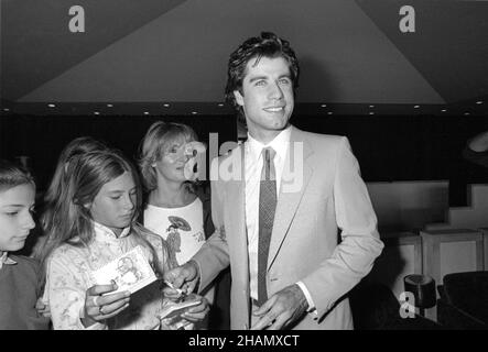 - l'acteur américain John Travolta signe des autographes au festival du film de Venise en 1981 - I'attore americano John Travolta firma autografi al festival del cinéma di Venezia del 1981 Banque D'Images