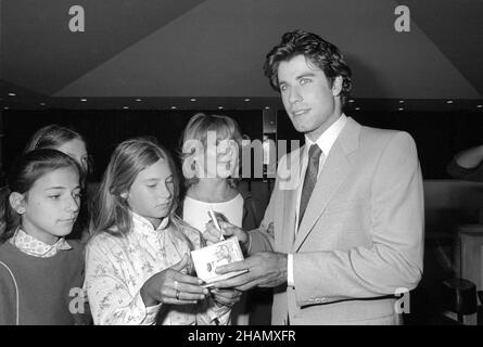 - l'acteur américain John Travolta signe des autographes au festival du film de Venise en 1981 - I'attore americano John Travolta firma autografi al festival del cinéma di Venezia del 1981 Banque D'Images