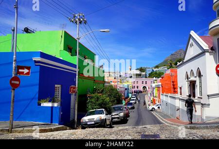 Quartier de Bo-Kaap, le Cap, Afrique du Sud - 14 décembre 2021 : maisons lumineuses distinctives dans le quartier de bo-kaap, au Cap, Afrique du Sud Banque D'Images