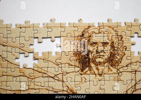 Puzzle inachevé ensemble de l'anatomie de l'homme Leonardo Da Vinci Vitruvian photographié sur fond blanc Banque D'Images
