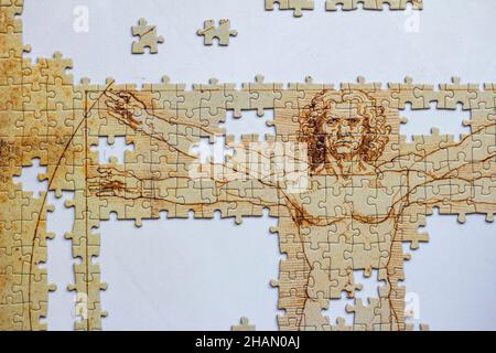 Puzzle inachevé ensemble de l'anatomie de l'homme Leonardo Da Vinci Vitruvian photographié sur fond blanc Banque D'Images