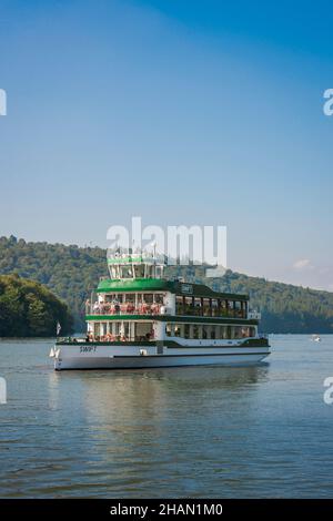 Croisière dans le Lake District, vue en été d'un grand bateau de plaisance transportant des touristes naviguant sur le lac Windermere, Lake District, Cumbria, Angleterre, Royaume-Uni Banque D'Images