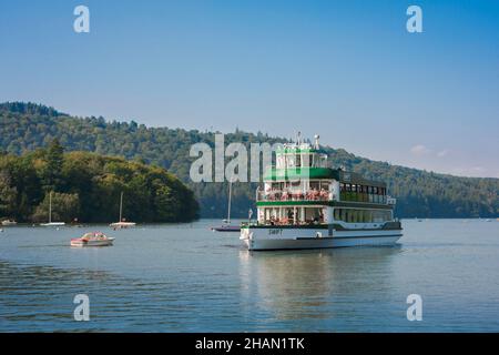 Bateau de croisière lac, vue en été d'un grand bateau de plaisance transportant des touristes naviguant sur le lac Windermere, Lake District, Cumbria, Angleterre, Royaume-Uni Banque D'Images