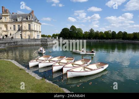 Château de Fontainebleau, bâtiment classé monument historique national (monument historique français) et site classé au patrimoine mondial de l'UNESCO.Barges Banque D'Images