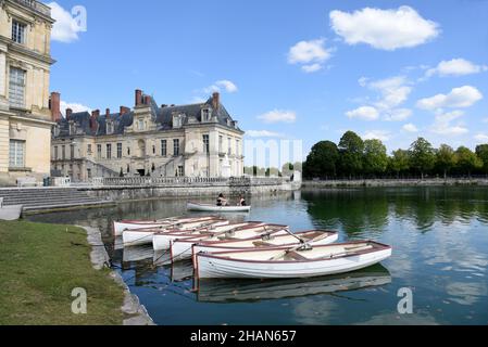 Château de Fontainebleau, bâtiment classé monument historique national (monument historique français) et site classé au patrimoine mondial de l'UNESCO.Barges Banque D'Images