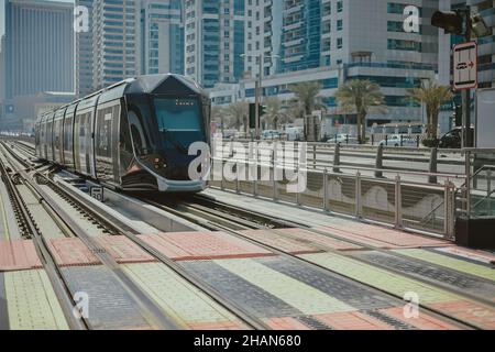 Tram transport en commun se déplaçant sur la ligne de chemin de fer à la plate-forme à Dubaï Banque D'Images