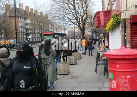 une longue file d'attente pour la vaccination de rappel covid 19 sur la route holloway nord de londres angleterre royaume-uni décembre 2021 Banque D'Images