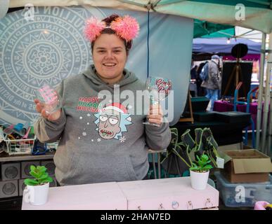 Truro, Royaume-Uni, 14th décembre 2021, le Mug Locker était l'un des étals festifs le jour du marché à Truro, Cornouailles.Une jeune dame a posé avec deux verres qui font des cadeaux parfaits.Credit: Keith Larby/Alay Live News Banque D'Images