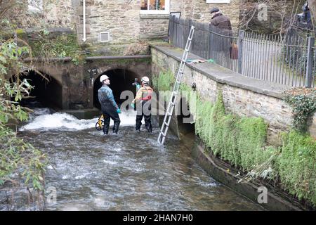 Truro, Royaume-Uni,14th décembre 2021,deux hommes se trouvaient dans la rivière Truro et arpentaient deux tunnels sous un bâtiment.Le temps a été couvert mais doux pour la période de l'année à 12C et une douce brise.Credit: Keith Larby/Alamy Live News Banque D'Images