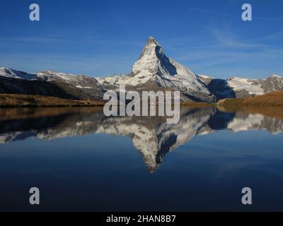 Célèbre mont Cervin le matin du début de l'automne. Banque D'Images