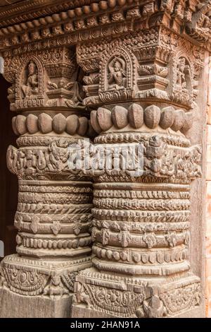 Piliers en bois finement sculptés dans le Mani keshar Chowk dans le palais royal de la place Durbar, Patan, Népal. Banque D'Images