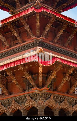 Divinités et animaux en bois sculptés sur les fermes de toit du temple de Harishankar, un teimple hindou de la place Durbar, Patan, Népal. Banque D'Images