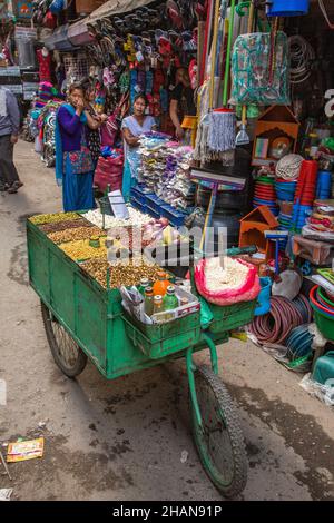 Une charrette tricycle avec des noix, du pop-corn et d'autres collations dans un marché de rue à Katmandou, au Népal. Banque D'Images