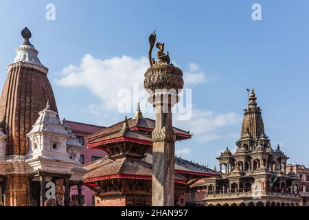 Temple de Narasimha, statue du roi Yoganarendra Malla et temple Krishna Mandir sur la place Durbar, Patan, Népal. Banque D'Images