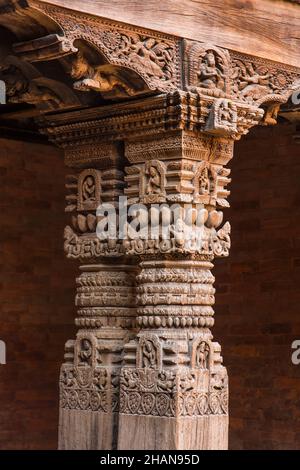 Piliers en bois finement sculptés dans le Chowk de Sundari, dans l'ancien palais royal de Durbar Square, Patan, Népal. Banque D'Images