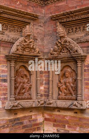 Sculptures en bois complexes de divinités hindoues dans le Chowk de Sundari dans l'ancien palais royal de Durbar Square, Patan, Népal. Banque D'Images