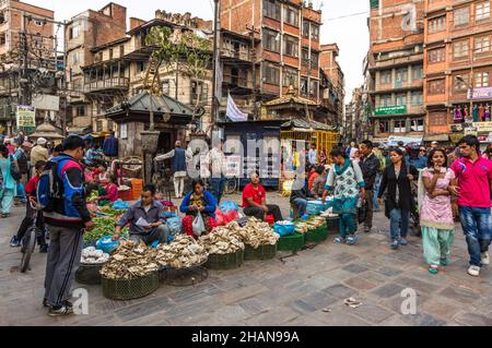 Vendeurs vendant des champignons et des produits dans un marché de rue à Katmandou, Népal. Banque D'Images