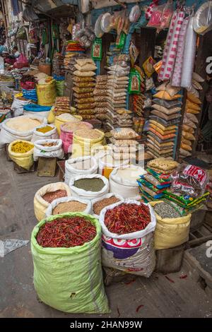 Produits alimentaires et produits à vendre sur un marché de rue à Katmandou, au Népal. Banque D'Images