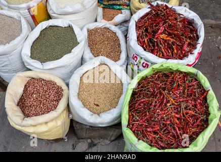 Haricots, lentilles et piments séchés à vendre sur un marché de rue à Katmandou, au Népal. Banque D'Images