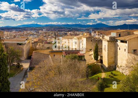 Vue panoramique aérienne de la ville de Gérone depuis les murs qui donnent sur l'ouest.Catalogne, Espagne Banque D'Images