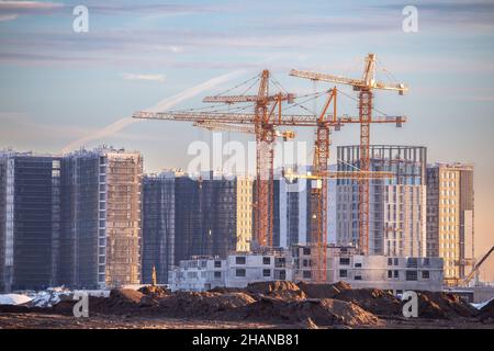 Vue sur un grand chantier de construction avec de nombreuses grues à tour.Nouveau quartier résidentiel d'une grande ville Banque D'Images