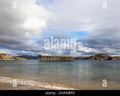 Vestiges du dépôt de défense Boom de WW2 et de la jetée sur Loch Ewe, à Mellon Charles, Wester Ross, Highlands of Scotland Banque D'Images