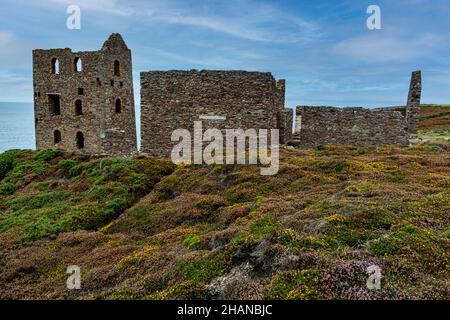 Bâtiments détruits à la mine de l'étain des Coates de lactosérum.Whim Engine House et timbres et whim Engine House.Saint Agnes, Cornouailles, Angleterre. Banque D'Images