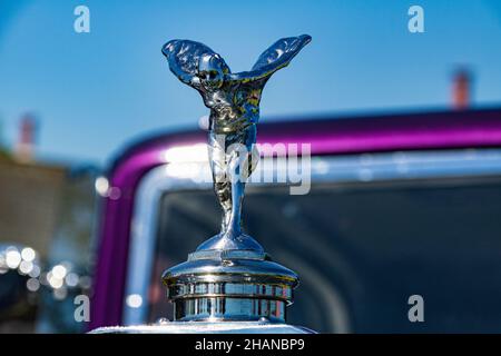 Gros plan image de l'esprit de l'Ecstasy ou de la sculpture de la Flying Lady sur une royce de Rolls Vintage contre un ciel bleu. Banque D'Images