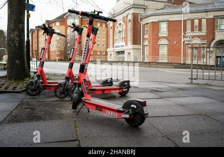 Le programme de location de scooters électroniques de Southampton est en cours de sélection par VOI.Les scooters sont situés autour de la ville pour être activés par une application utilisée par les cavaliers. Banque D'Images