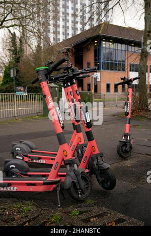 Le programme de location de scooters électroniques de Southampton est en cours de sélection par VOI.Les scooters sont situés autour de la ville pour être activés par une application utilisée par les cavaliers. Banque D'Images