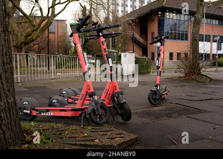 Le programme de location de scooters électroniques de Southampton est en cours de sélection par VOI.Les scooters sont situés autour de la ville pour être activés par une application utilisée par les cavaliers. Banque D'Images