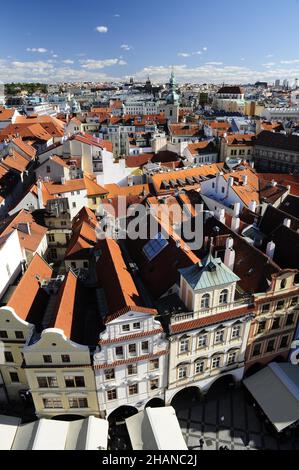 Vue sur les toits de Mala Strana couverts de tuiles en argile, vue de la Tour de la vieille ville de Prague, République tchèque, 28 septembre 2015.(CTK photo/Martin Hurin) Banque D'Images