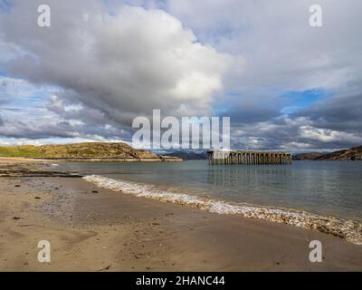 Vestiges du dépôt de défense Boom de WW2 et de la jetée sur Loch Ewe, à Mellon Charles, Wester Ross, Highlands of Scotland Banque D'Images