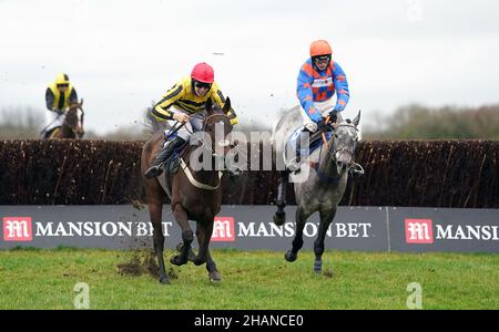 Esprit de Somoza criblé par le jockey Chester Williams sur leur chemin pour gagner le MansionBets Bet £10 obtenir £20 Handicap Chase à l'hippodrome de Wincanton.Date de la photo: Mardi 14 décembre 2021. Banque D'Images