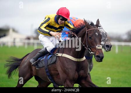 Esprit de Somoza criblé par le jockey Chester Williams sur leur chemin pour gagner le MansionBets Bet £10 obtenir £20 Handicap Chase à l'hippodrome de Wincanton.Date de la photo: Mardi 14 décembre 2021. Banque D'Images