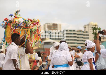 salvador, bahia, brésil - fevereiro 2, 2016: Les membres du Candomble et les amateurs de religion participent à une fête en l'honneur d'Orixa Yemanja sur une plage dans le Banque D'Images