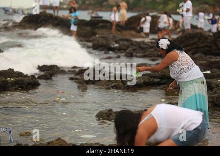 salvador, bahia, brésil - fevereiro 2, 2016: Les membres du Candomble et les amateurs de religion participent à une fête en l'honneur d'Orixa Yemanja sur une plage dans le Banque D'Images