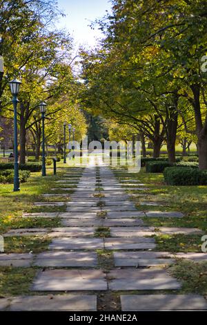 KANSAS CITY, ÉTATS-UNIS - 07 novembre 2021 : une photo verticale du Nelson Atkins Art Museum- Sculpture Garden, Kansas City, Missouri, à l'automne Banque D'Images