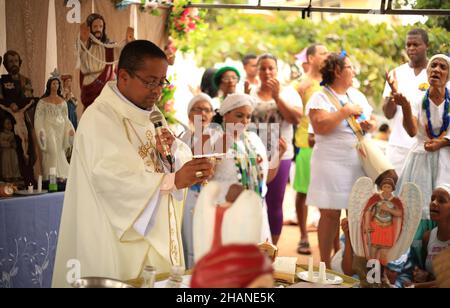 salvador, bahia, brésil - fevereiro 2, 2016: Les membres du Candomble et les amateurs de religion participent à une fête en l'honneur d'Orixa Yemanja sur une plage dans le Banque D'Images