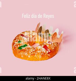 le texte feliz dia de reyes, heureux épiphanie jour écrit en espagnol, et un roscelle espagnol de reyes, le typique trois rois gâteau mangé traditionnellement Banque D'Images