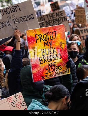 Black Lives Matter étiquette disant protéger mes frères et sœurs noirs dans la foule des manifestants Londres 2020 Banque D'Images