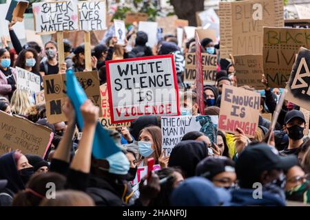 Les vies noires comptent des manifestants avec de nombreux placards dont le silence blanc est violence Londres 2020 Banque D'Images