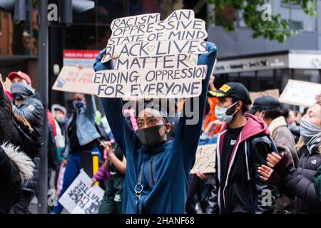 Une femme de BLM protestataire tenant un écriteau anti-oppression à Londres 2020 Banque D'Images