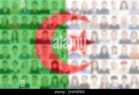 Portraits de nombreuses personnes sur le fond du drapeau de l'Algérie.Le concept de la population et de l'état démographique du pays. Banque D'Images