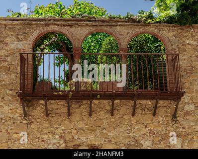 Belle photo d'un ancien balcon dans le village médiéval de Pals sur la Costa Brava Banque D'Images