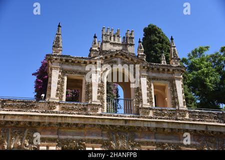 Photo en bas angle des Alcazars royaux de Séville, Espagne contre le ciel bleu Banque D'Images