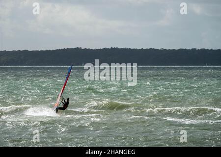 Planche à voile sur le Solent avec l'île de Wight en arrière-plan Banque D'Images