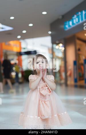 Bébé surprise, Wow. En magasin, bébé a vu peluche jouet. Banque D'Images