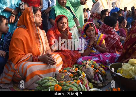 Howrah, Inde.10th novembre 2021.Les dévotés hindous prient sur la rive du Gange comme un rituel védique pendant les offrandes du soir au Dieu Soleil du mul Banque D'Images